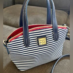Dooney & Bourke handbag! Like new, clean and very cute!